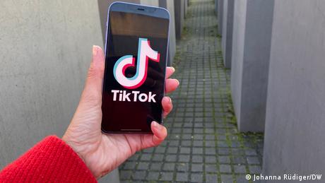 Ein Handydisplay zeigt das Logo von TikTok