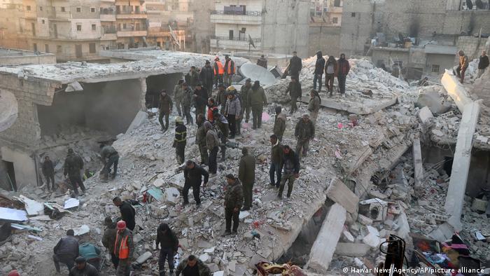 Dieciséis personas murieron al derrumbarse un edificio de cinco pisos en Alepo, la segunda ciudad más importante de Siria, indicaron las autoridades y la prensa local. El derrumbe ocurrió a las 3 de la mañana, cuando los residentes dormían, debido a unas “infiltraciones de agua” en la base del edificio, indicó la agencia de noticias Sana. (22.01.2023)