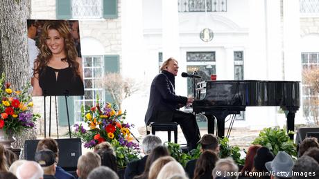 Trauerfeier für Lisa Marie Presley: Axl Rose sitzt am Klavier und singt.