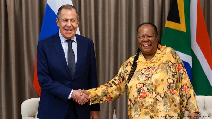 El ministro de Relaciones Exteriores de Rusia, Serguei Lavrov, se reunió con su homólogo sudafricano, Naledi Pandor, en Pretoria en enero.