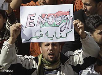 Demonstrant hält Plakat mit der Aufschrift Enough (Foto: AP)