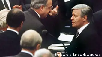 Nach dem Regierungswechsel 1982 bekannte sich das Kabinett unter Bundeskanzler Helmut Kohl ebenfalls zum Nato-Doppelbeschluss. (Der gestürzte Bundeskanzler Helmut Schmidt beglückwünscht am 1.10.1982 seinen Nachfolger Helmut Kohl zu dessen Wahl)