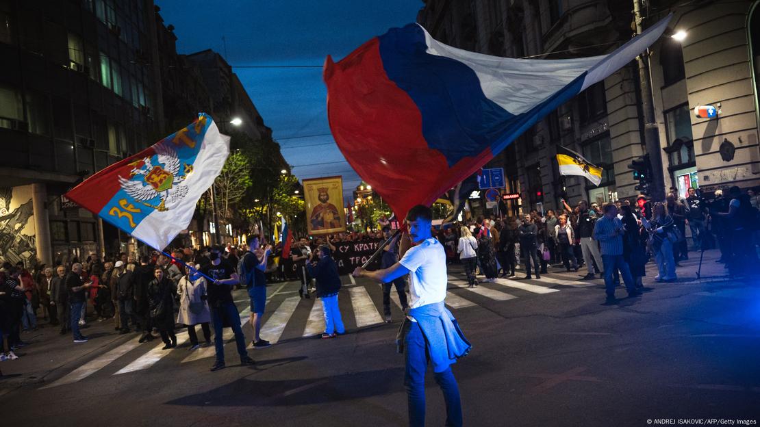 Symbolbild Russland Serbien Fahne Flagge