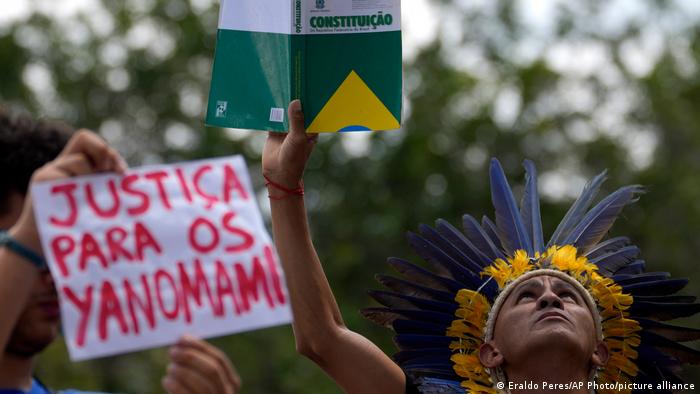 Justicia para los yanomami, pide en un cartel el líder Nando Potiguara 