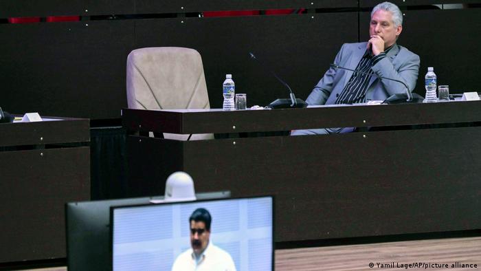 Una pantalla muestra a Nicolás Maduro. Detrás, sentado, el presidente de Cuba, Miguel Díaz-Canel.