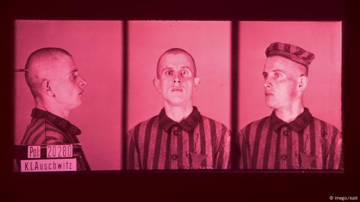In einer in rosa Licht getauchten Fotoserie ist ein Mann in gestreifter Häftlingskleidung aus drei Perspektiven abgebildet: seitlich, frontal und im Profil.