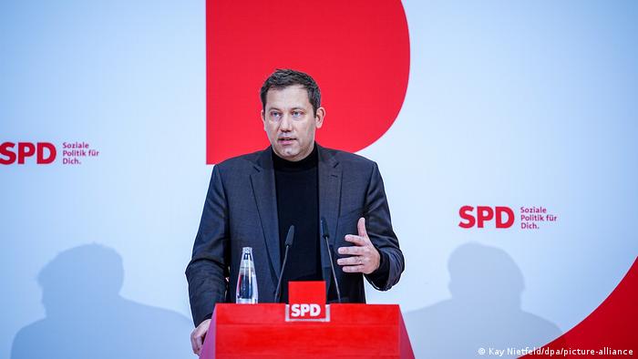 SPD-Vorsitzender Lars Klingbeil bei der Vorstellung des außen- und sicherheitspolitischen Papiers in Berlin an einem Rednerpult