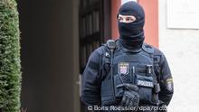 4名男子于去年4月被捕。去年10月，一名被确认为团伙头目的女子最终落网。