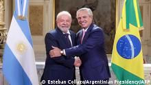 23.1.2023, Buenos Aires***
Brazilian President Luiz Inacio Lula da Silva (L) and Argentine President Alberto Fernandez (R) shake hands before a meeting at the Casa Rosada presidential palace in Buenos Aires on January 23, 2023. - Brazil's President Luiz Inacio Lula da Silva began his first international tour last Sunday with a visit to Argentina and Uruguay with the aim of restoring regional leadership to Brazil after the management of the far-right Jair Bolsonaro. (Photo by ESTEBAN COLLAZO / Argentinian Presidency / AFP) / RESTRICTED TO EDITORIAL USE - MANDATORY CREDIT AFP PHOTO / ARGENTINIAN PRESIDENCY / ESTEBAN COLLAZO - NO MARKETING NO ADVERTISING CAMPAIGNS - DISTRIBUTED AS A SERVICE TO CLIENTS