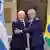Luiz Inácio Lula da Silva cumprimenta Alberto Fernández entre bandeiras da Argentina e do Brasil