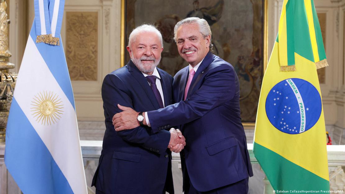 O presidente brasileiro Luiz Inácio Lula da Silva (esquerda) e o presidente argentino Alberto Fernández apertam as mãos antes de uma reunião no palácio presidencial da Casa Rosada, em Buenos Aires, em 23 de janeiro de 2023.