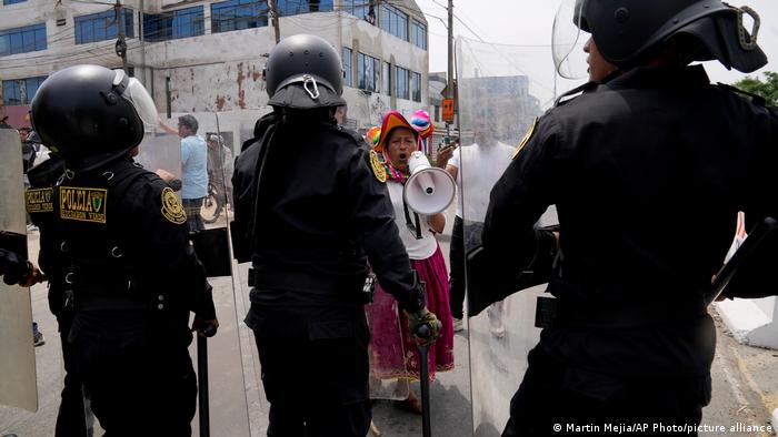 Foto de personas que protestan frente a la Policía de Perú