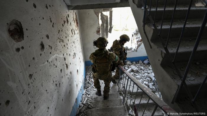 Las autoridades ucranianas informaron que un ataque de los invasores rusos contra áreas residenciales en la localidad de Kostiantinivka, en la región de Donetsk (este), dejó tres víctimas mortales y por lo menos dos heridos. El bombardeo se produce en medio de una fuerte ofensiva lanzada por los ocupantes en esa zona del territorio ucraniano. (28.01.2023)