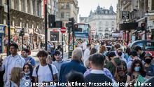 Einkaufsstrasse in London, dicht gedraengte Menschen Masse waehrend der Corona Pandemie an einem Samstag Nachmittag auf dem Leicester Square und Piccadilly Circus, Shopping Street, densely crowded, Crowds of people, London, 14.08.2021, Foto: EIBNER/Juergen Biniasch