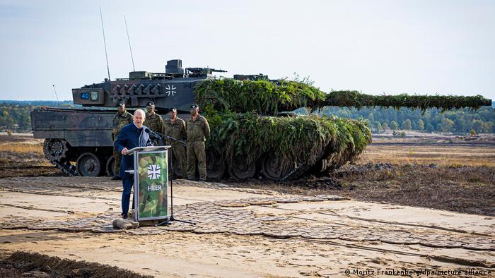 Bundeskanzler Olaf Scholz (SPD) spricht vor einem Kampfpanzer Leopard 2 nach der Ausbildungs- und Lehrübung des Heeres im Landkreis Heidekreis in der Lüneburger Heide zu Soldaten.