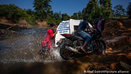 The ambulances primarily take mothers to and from the hospital, but are also called upon to transport victims of snakebites and other emergencies. Lata Netam works as a nurse. She often has to push the motorcycle ambulance up steep or muddy roads to reach pregnant women in Kodoli, for example. 