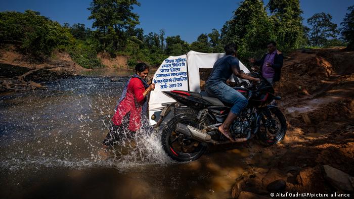 The ambulances primarily take mothers to and from the hospital, but are also called upon to transport victims of snakebites and other emergencies. Lata Netam works as a nurse. She often has to push the motorcycle ambulance up steep or muddy roads to reach pregnant women in Kodoli, for example. 