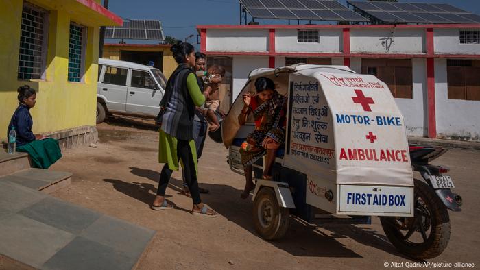 Phagni Poyam (23), who is nine months pregnant, made it safely to a hospital in Orchha on one of the motorcycle ambulances. Her severe iron deficiency was discovered and treated in time. In centers specially attached to the hospital, pregnant women also have the option of staying until they give birth. 