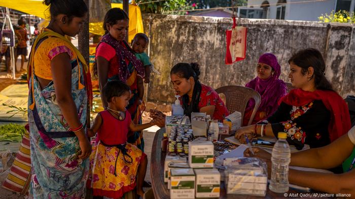 Those who make it to the village on motorcycle ambulances also pay a visit the market. There, they can not only buy food but also be tested for malaria or diabetes. However, even those who have walked all the way to Orchha take advantage of the offer, because confidence in the medical care is growing.