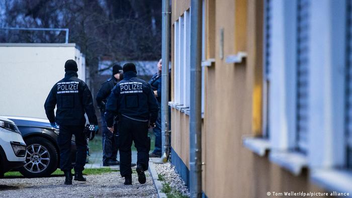 Baden-Baden: Policia bastis strehimoret e azilkërkuesve në kërkim të drogave 
