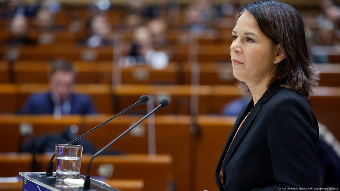 Annalena Baerbock (Partido Verde), ministra dos Assuntos Estrangeiros da Alemanha, dirige-se à Assembleia Parlamentar de 46 membros do Conselho da Europa. 