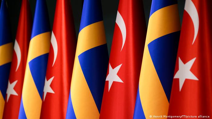 Schwedische und türkische Nationalflaggen nebeneinander 