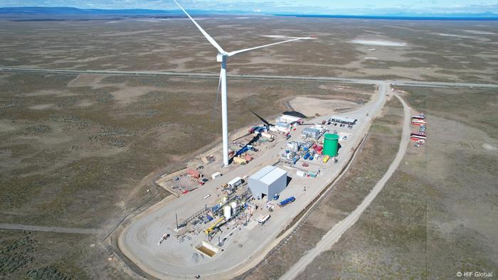 Planta de energía en medio de una llanura.