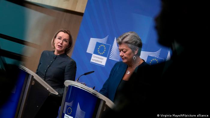 Komisarja e BE-së për Punët e Brendshme Johansson (djathtas) dhe e ngarkuara e BE-së Juritsch: Sistemi ynë i azilimit ndodhet nën presion të jashtëzakonshëm