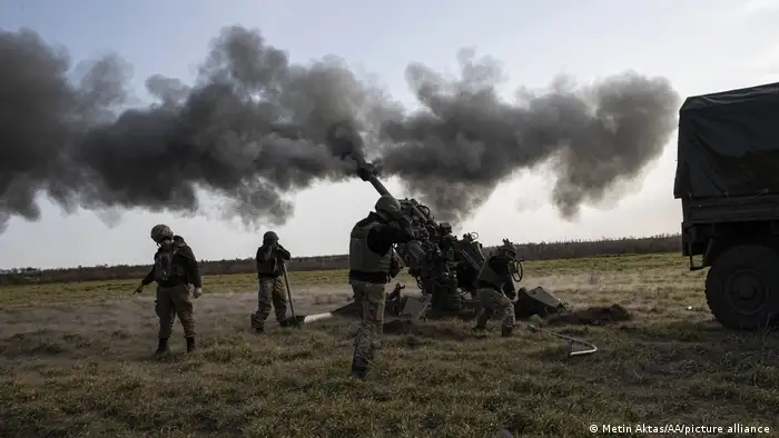 Ukraine Krieg l Ukrainische Artillerie, Haubitze M-777 nahe Kherson