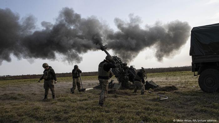 Soldados ucranianos disparan artillería cerca de Jersón.