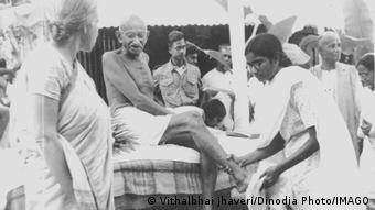 1947年 甘地与侄孙女曼努 