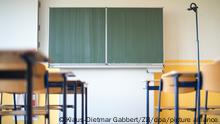 ARCHIV - 09.08.2018, Sachsen-Anhalt, Magdeburg: Ein leerer Klassenraum im Albert-Einstein-Gymnasium. Lehrer sind in Sachsen-Anhalt Mangelware. Aus Sicht der Gewerkschaft braucht es deshalb mehr Studienplätze. (Zu dpa «Zu wenig Lehrernachwuchs - GEW fordert mehr Studienplätze» vom 04.10.2018) Foto: Klaus-Dietmar Gabbert/ZB/dpa +++ dpa-Bildfunk +++
