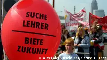 2004***Suche Lehrer - Biete Zukunft ist am Mittwoch (12.05.2004) während einer Demonstration vor dem Staatlichen Schulamt in Frankfurt am Main auf einem Luftballon zu lesen. Rund 300 Eltern und Schüler protestierten gegen die Schulpolitik der hessischen CDU-Landesregierung. Foto: Alexander Rüsche dpa/lhe +++ dpa-Bildfunk +++