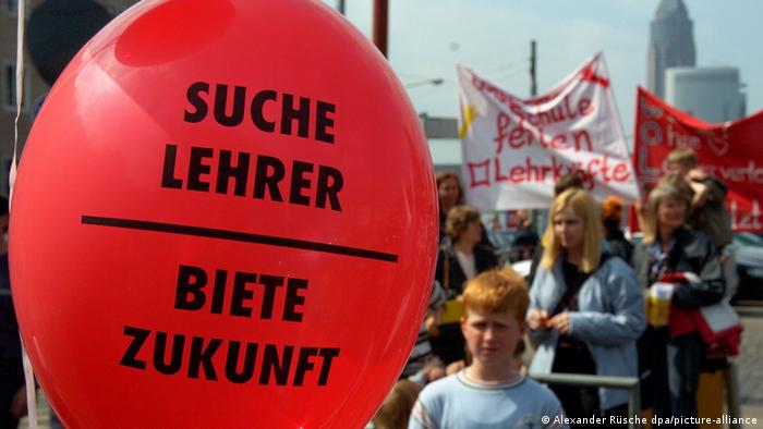 Deutschland Bildung l Lehrermangel l Demonstration vor dem Staatlichen Schulamt in Frankfurt