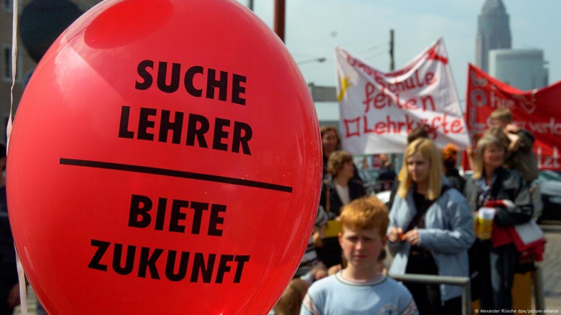 Balão com a frase "procuro professor, ofereço futuro" durante protesto do setor da educação em Frankfurt.