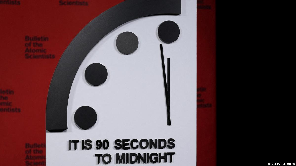 Relógio do Juízo Final põe mundo a 90 segundos do apocalipse – DW –  25/01/2023