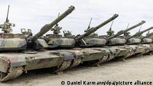 ARCHIV - 13.07.2022, Bayern, Grafenwöhr: Panzer des Typs M1A2 Abrams stehen auf dem Gelände der 1. Brigade der 3. Infanterie-Division (Raider Brigade) bei den US-Streitkräften in Grafenwöhr. (zur Panzerdebatte für die Ukraine) Foto: Daniel Karmann/dpa +++ dpa-Bildfunk +++