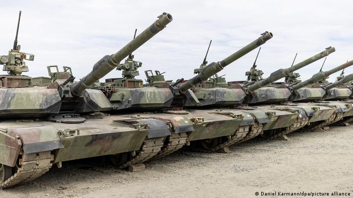 Fünf Kampfpanzer M1A2 Abrams aufgereiht auf dem US-Armee-Stützpunkt Grafenwöhr in Deutschland