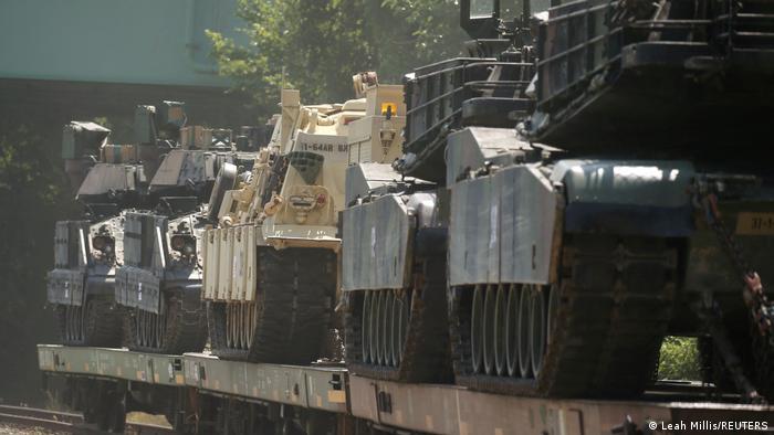 Carros de combate Abrams subidos en un vagón de tren de carga para el desfile del 4 de julio en Washington en 2019.