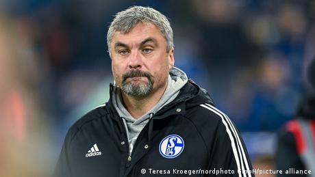 Schalke-Trainer Thomas Reis schaut enttäuscht auf das Spielfeld