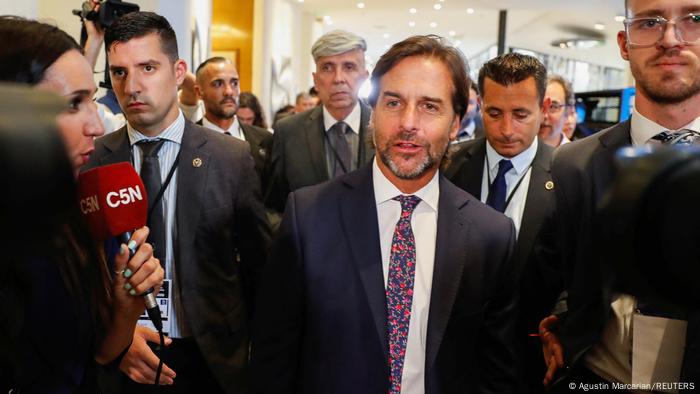 El presidente uruguayo Luis Lacalle Pou abogó por impulsar una zona de libre comercio desde México hasta el sur de América del Sur. Asimismo, destacó que la declaración de la Celac habla de respeto a la democracia, los derechos humanos y el cuidado a las instituciones, pero claramente hay países acá que no respetan ni las instituciones, la democracia ni los derechos humanos (24.01.2023).