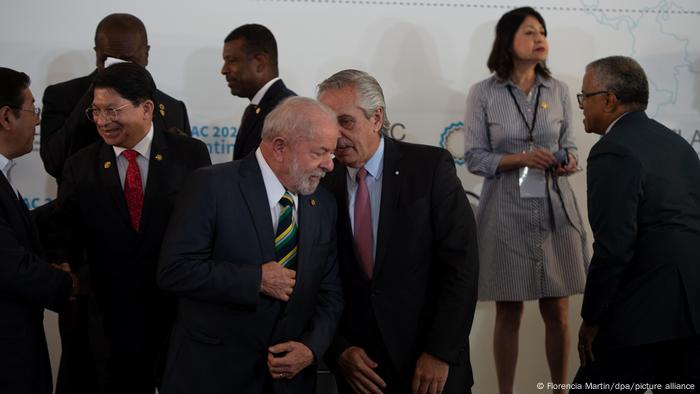 Lula conversa con Alberto Fernández em la cumbre de la Celac, en enero de 2023.