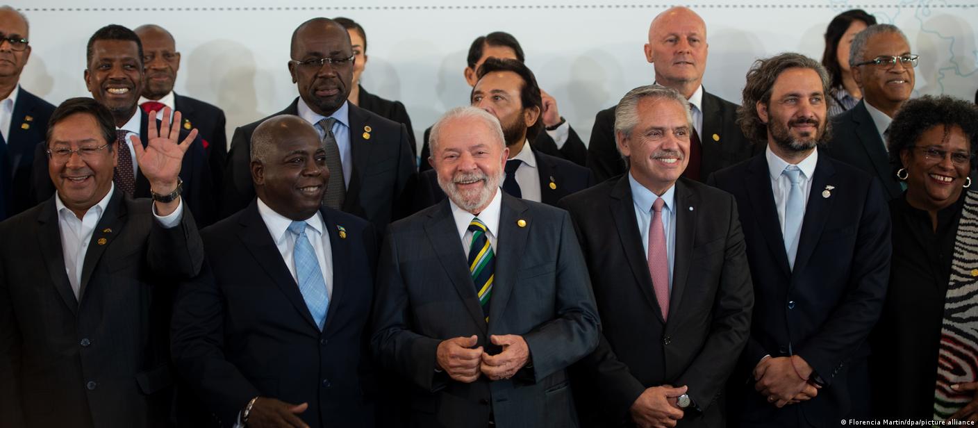 Presidente Lula sorridente no centro da imagem em meio a vários outros líderds da América Latina e do Caribe