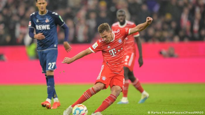 Joshua Kimmich del Bayern Múnich impacta un balón de gol desde 30 metros.