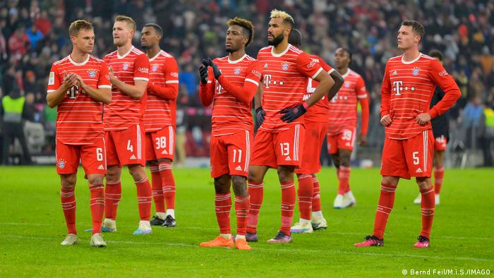 لاعبو بايرن ميونيخ بعد اكتفائهم بالتعادل في عقر دارهم أمام كولن في الأسبوع 17 من الدوري الألماني. 