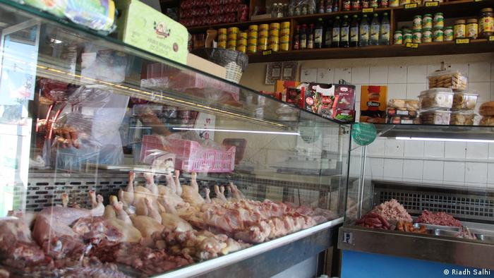صورة من تونس لمحل يبيع لحوم الدواجن وأنواع أخرى من اللحوم والمعلبات. 