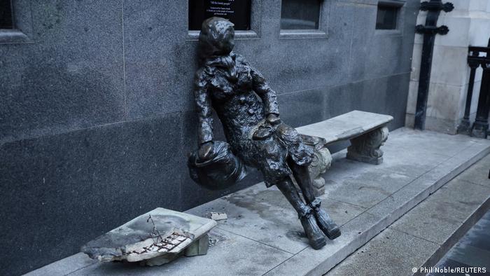 BdTD Großbritannien | Beschädigte Statue von Eleanor Rigby in Liverpool