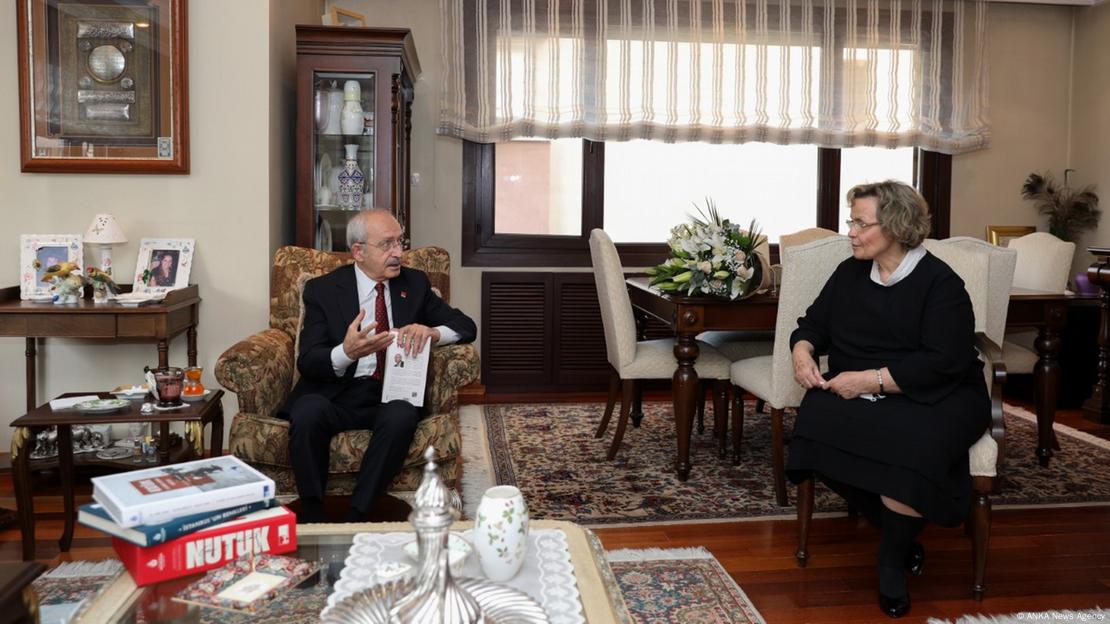 CHP lideri Kemal Kılıçdaroğlu, Seval Türkeş'i Aralık 2020'de İstanbul'daki evinde ziyaret etmişti. CHP lideri Kemal Kılıçdaroğlu, Seval Türkeş'i Aralık 2020'de İstanbul'daki evinde ziyaret etmişti.