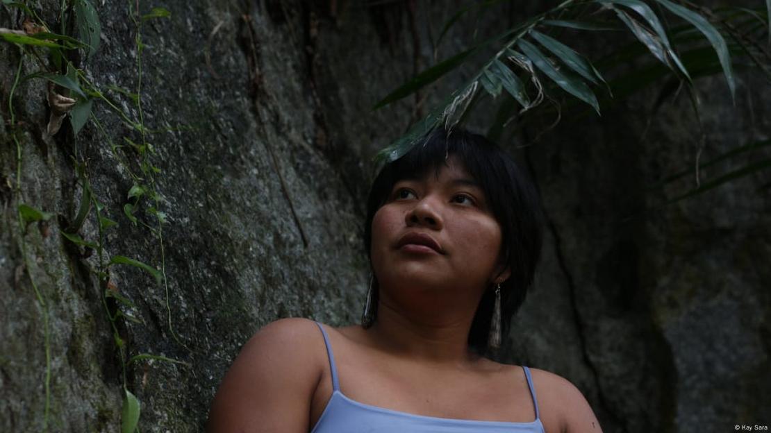 Kay Sara, woman in front of a tree