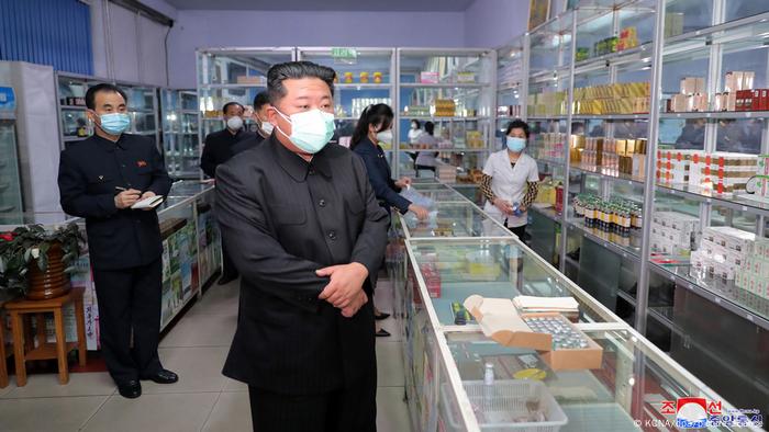Besuch des nordkoreanischen Machthabers Kim Jong Un in einer Apotheke 